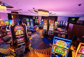 Platform koin33 menampilkan berbagai kategori permainan termasuk live football, live casino, dan slot games